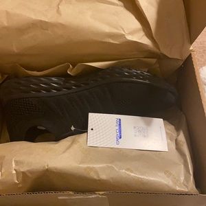 Shoes for Crews Everlight slip-resistant shoes. Brand new still in box.